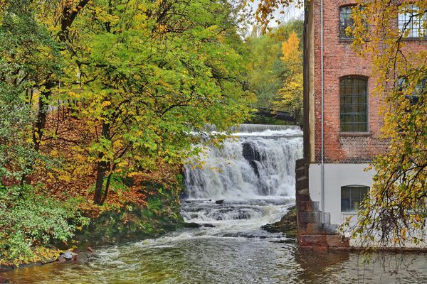 Spaziergang entlang des Flusses