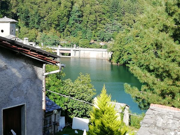 Idyllischer See mit Geschichte