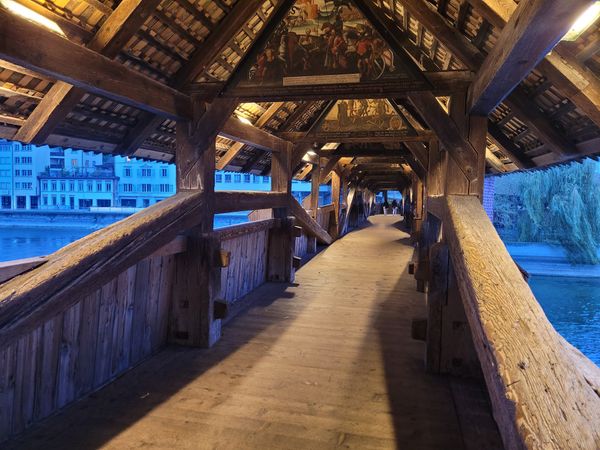 Historische Brücke mit Totentanz