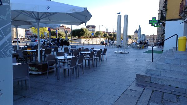 Kaffee trinken neben mittelalterlichen Toren