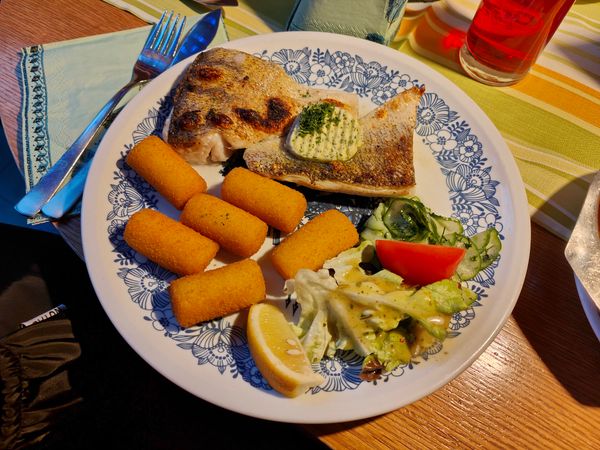 Frische Meeresfrüchte und Fischspezialitäten genießen