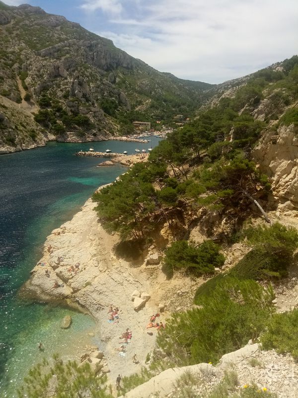 Verstecktes Strandparadies in wilder Natur