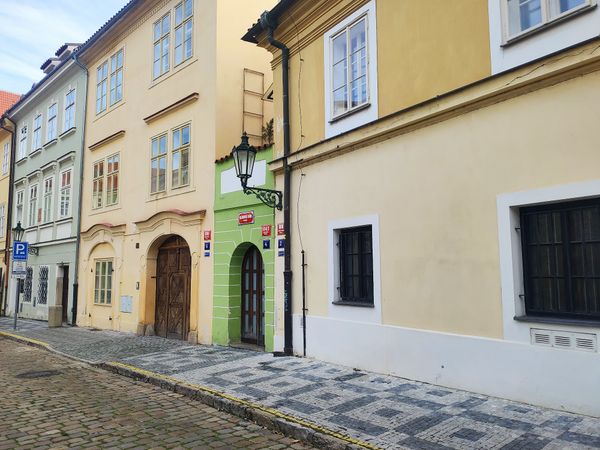 Entdecke das winzigste Haus Prags