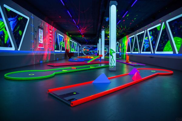 3D Minigolf im Neonlicht