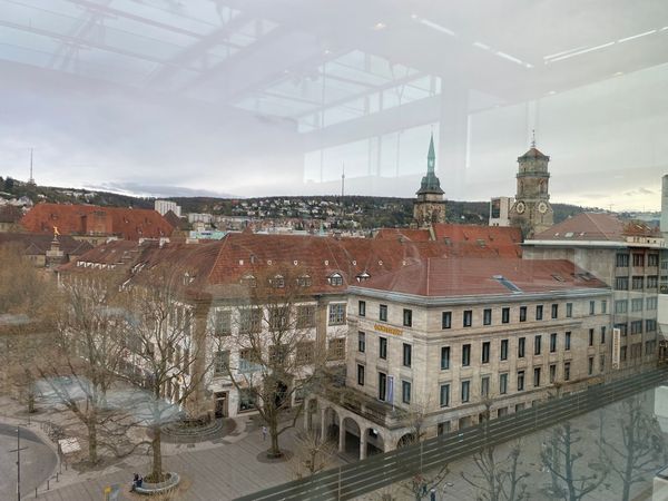 Moderne Kulinarik mit Blick über die Stadt