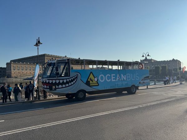 Stadt und Wasser auf einer Tour
