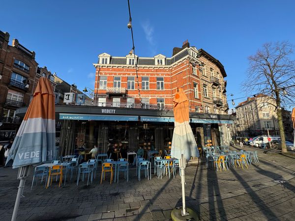 Trendiges Café mit geräumiger Terrasse