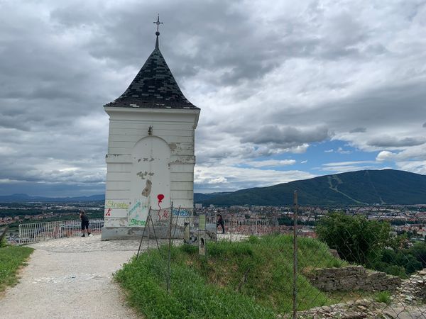 Atemberaubende Aussichten nach einer Wanderung durch Weinreben