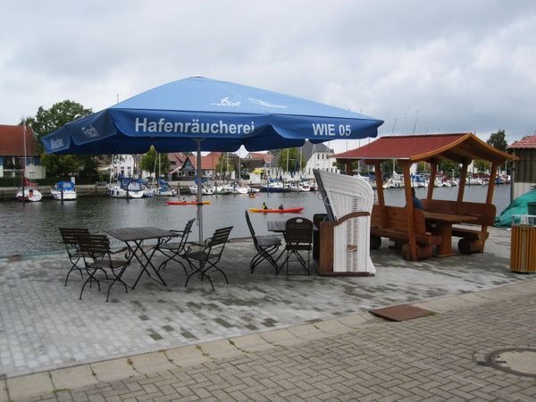 Idyllisches Dorfleben am Wasser