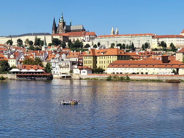 Romantischer Spaziergang entlang der beleuchteten Moldau