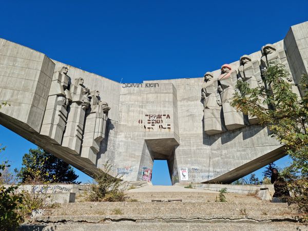 Kolossales Denkmal mit Meerblick