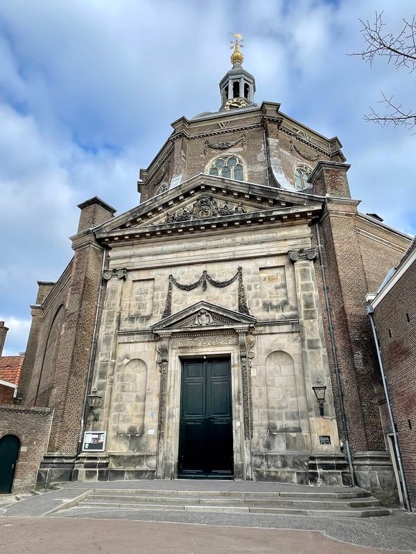 Bewundere die runde Kuppel der Marekerk