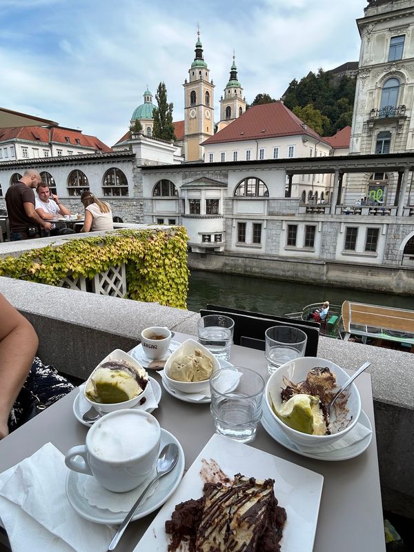 Süße Pausen am lebhaften Fluss mit exquisiten Kuchen und Eis