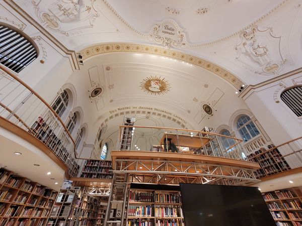 Lesen in einer ehemaligen Barockkirche