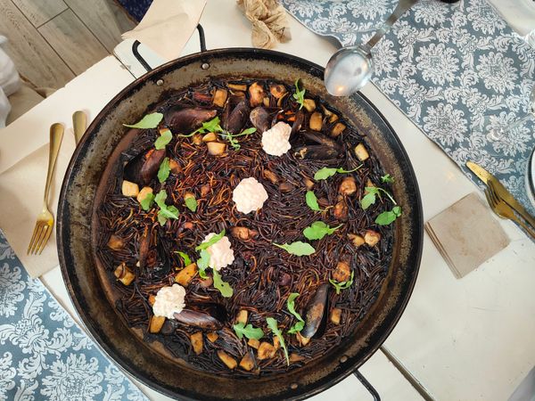 Für Meeresfrüchte und Paella einkehren