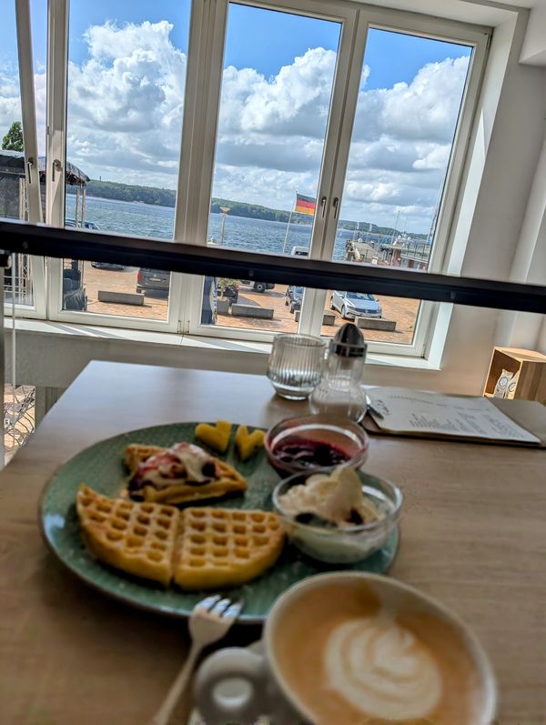 Genieße frisch gerösteten Kaffee am Wasser