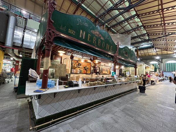 Traditionelle Küche im lebhaften Markt