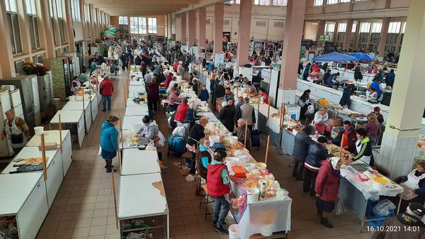 Buntes Markttreiben und lokale Köstlichkeiten