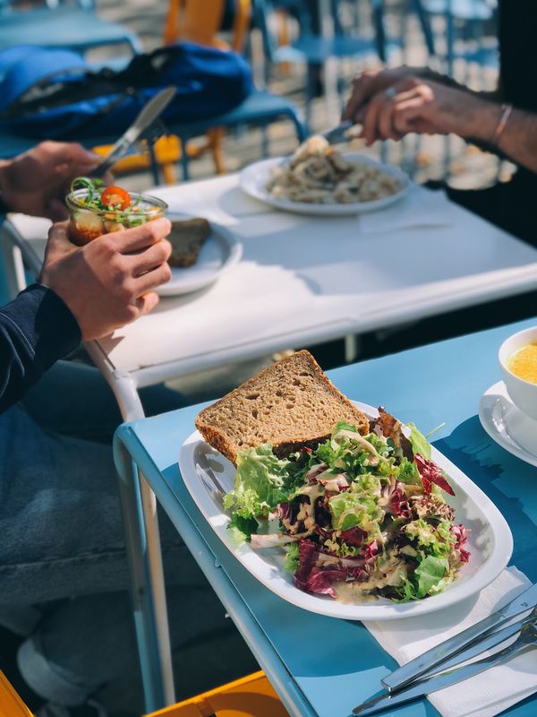 Trendiges Café mit geräumiger Terrasse