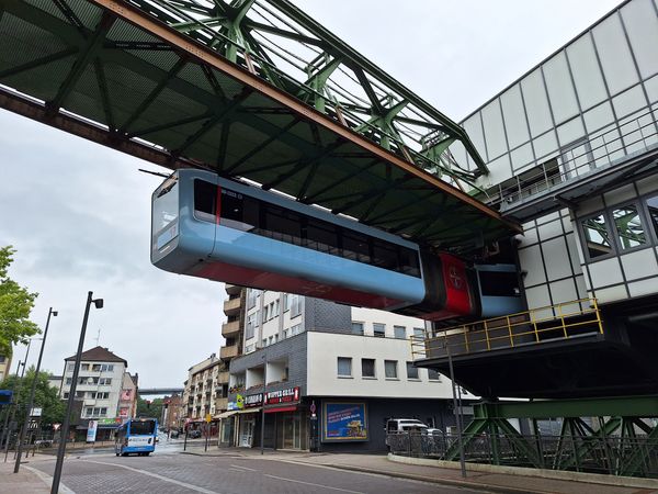 Einzigartige Fahrt über die Wupper