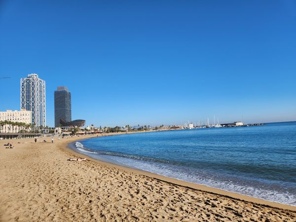 Genieße Sonne und Meer am Stadtstrand