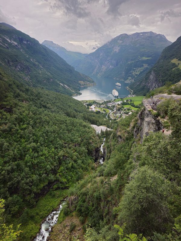 Spektakulärer Aussichtspunkt am Fjord