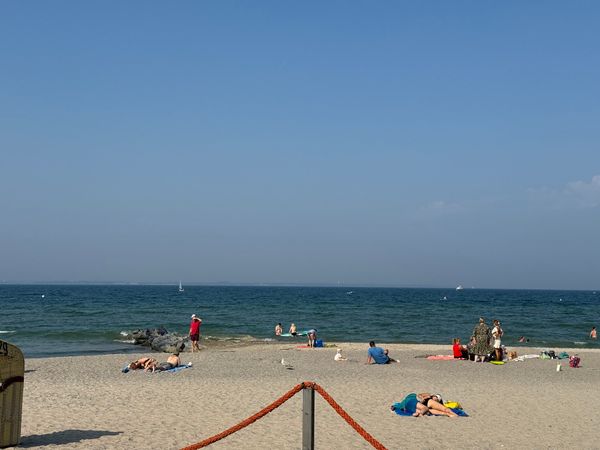 Sonnenuntergänge mit Drinks am Strand erleben