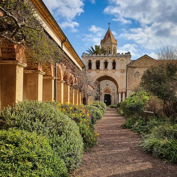 Ruhige Insel mit historischem Kloster