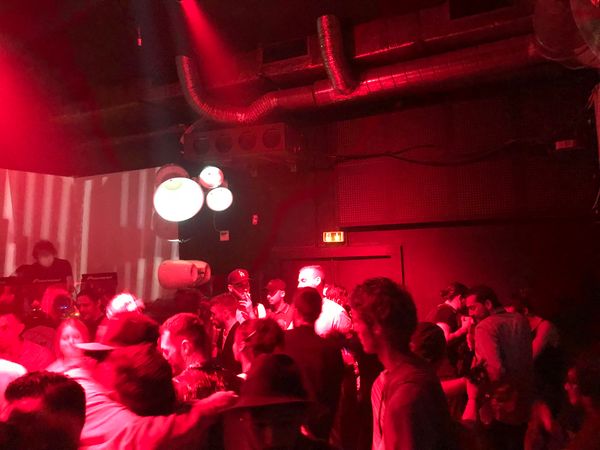 Untergrundclub mit trendigen DJ-Sets