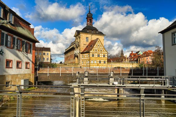 Ein Rathaus mitten im Fluss