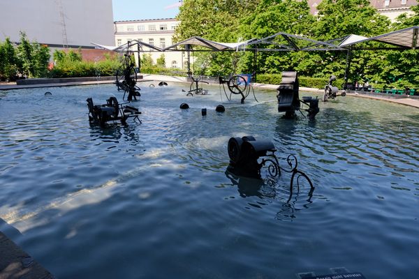 Spielende Skulpturen im Wasser