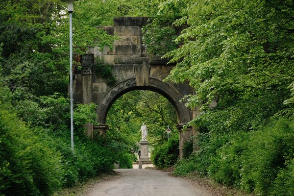 Wandere durch historische Gärten