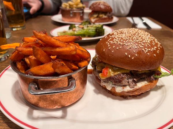 Burger und Steaks in gemütlicher Atmosphäre