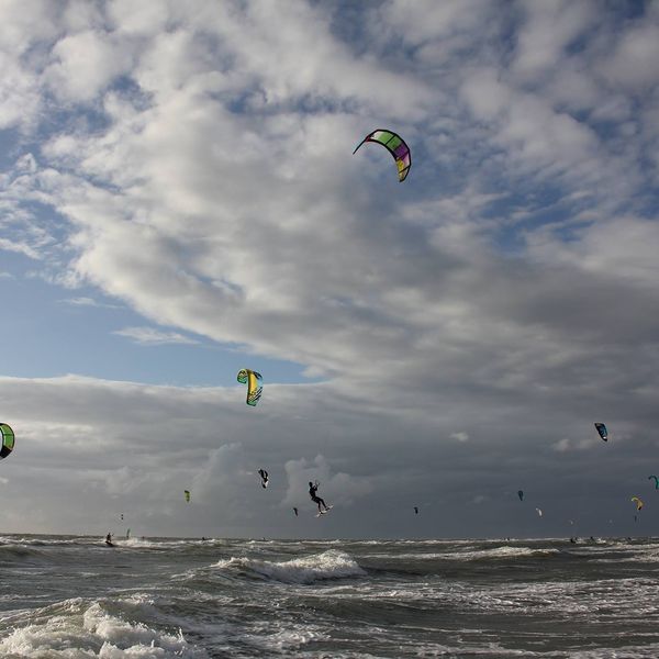 Action und Spaß beim Kitesurfen