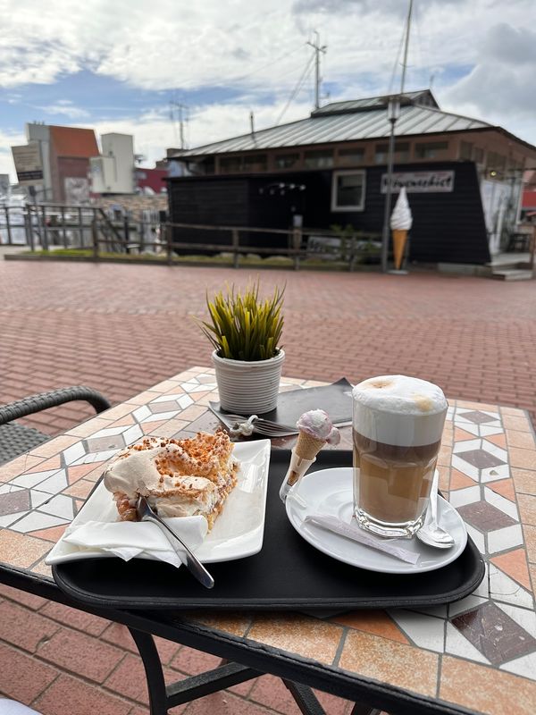 Süße Pause am Hafen