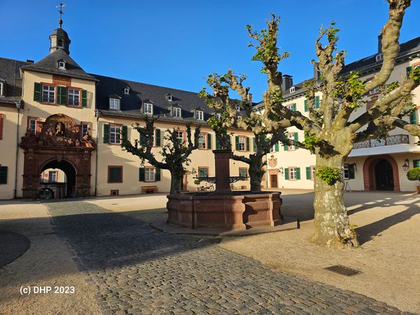 Erkunde das majestätische Schloss