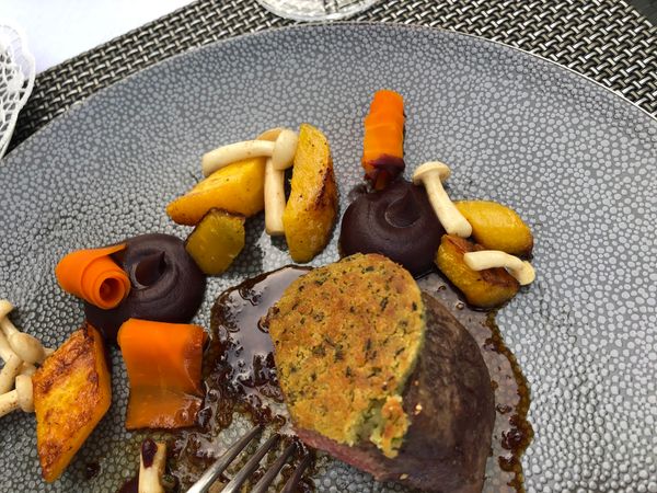 Stilvolles Hotelrestaurant mit 7-Gänge-Menü