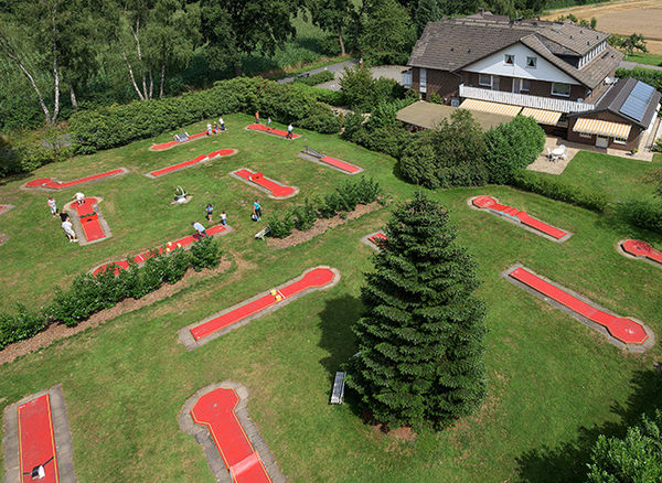 Familienspaß auf der Minigolfbahn mit kniffligen Hindernissen