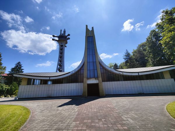 Moderne Kathedrale besichtigen