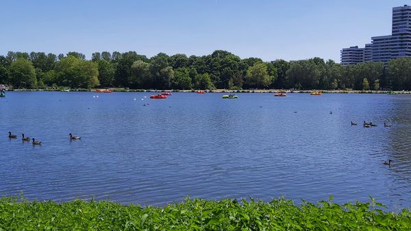 Entspannung und Aktivität am Wasser