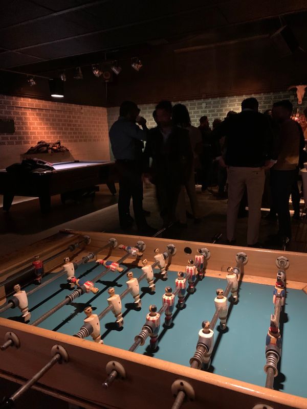 Ein Speakeasy in einer Garage