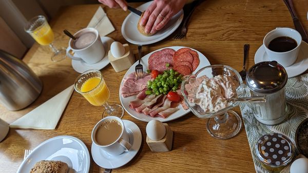 Kaffee & Kuchen mit Antikflair