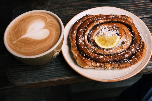 Historisches Café mit Kerzenschein