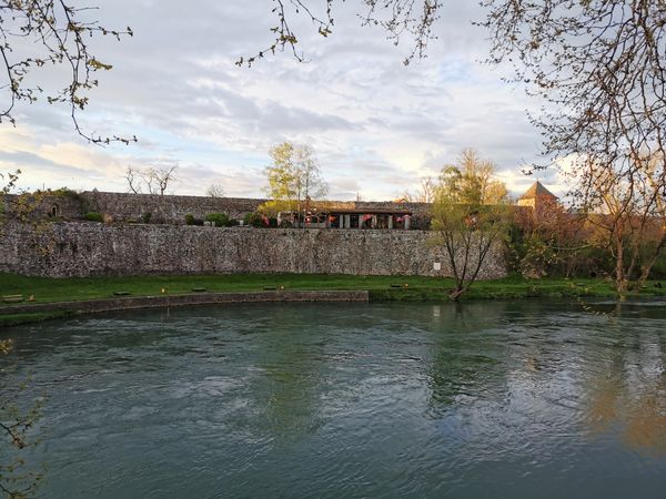 Übernachte mit Blick auf den Fluss