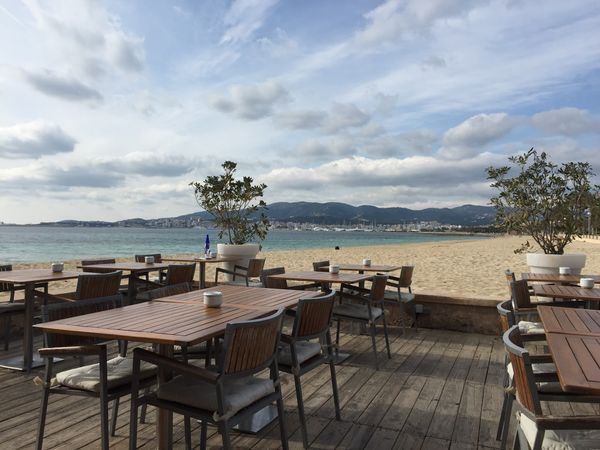 Sonnenuntergang am beliebten Stadtstrand