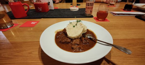 Biergenuss mit historischem Altstadt-Panorama