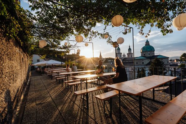 Biergenuss mit historischem Altstadt-Panorama