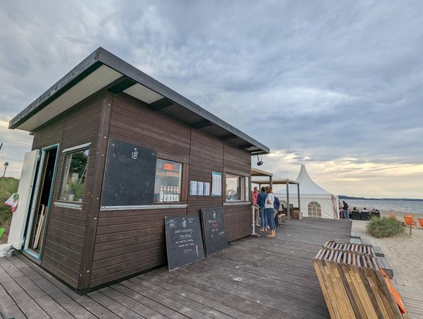 Sonnenuntergänge mit Drinks am Strand erleben