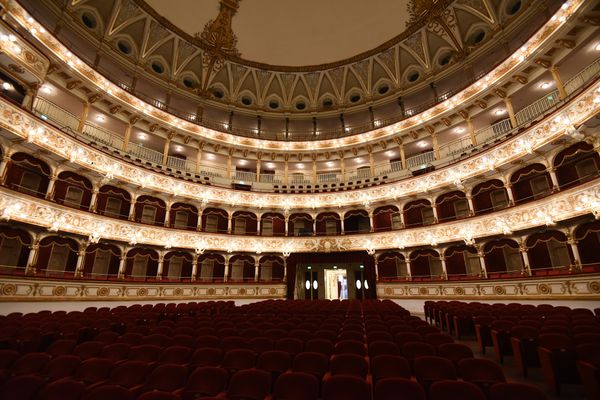 Bestaune Bari's prächtiges Theater