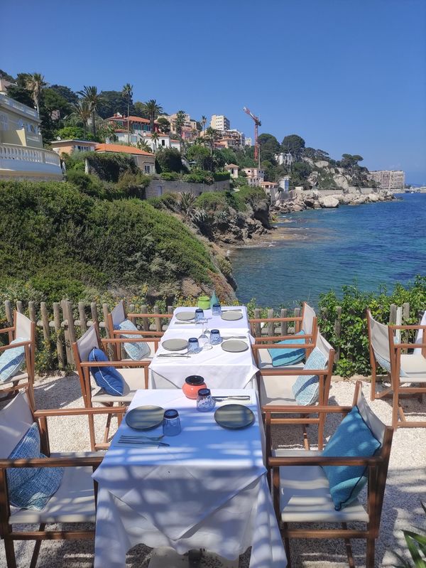 Idyllisches Essen am Meer